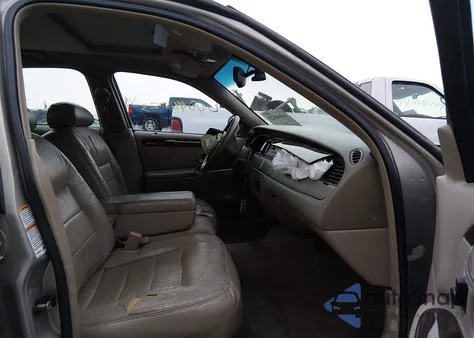 2001 Lincoln Town Car Signature z USA, uszkodzony, nr VIN 1LNHM82WX1Y633403